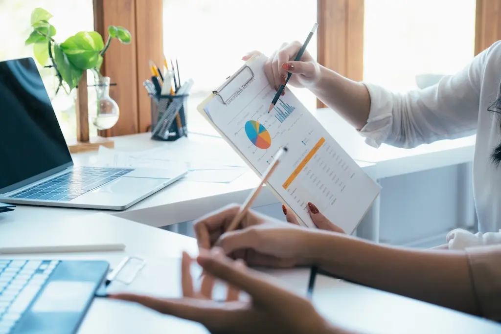 Asesora inmobiliaria mostrando un informe a un cliente en Sagunto