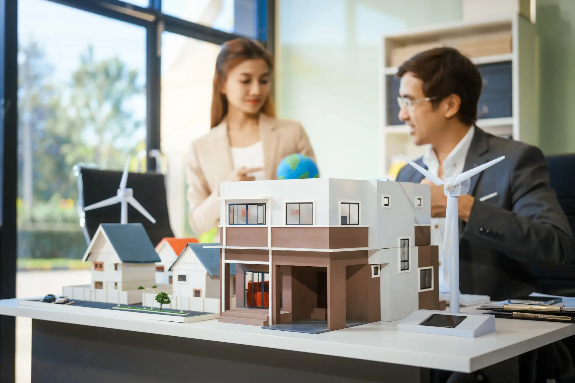 Asesores inmobiliarios atendiendo a clientes en Sagunto