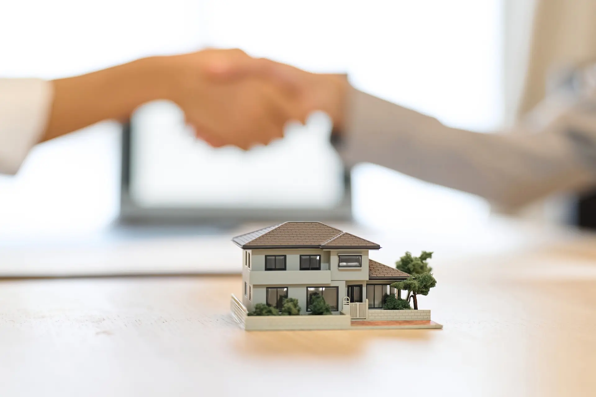Apretón de manos cerrando una operación inmobiliaria en Sagunto