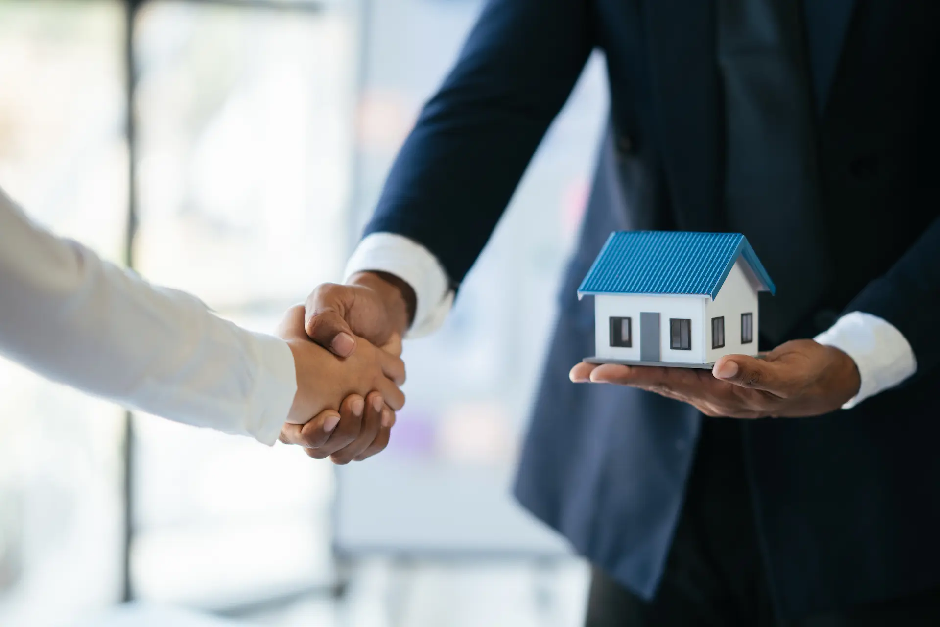 Agente inmobiliario entregando las llaves de una vivienda en Sagunto
